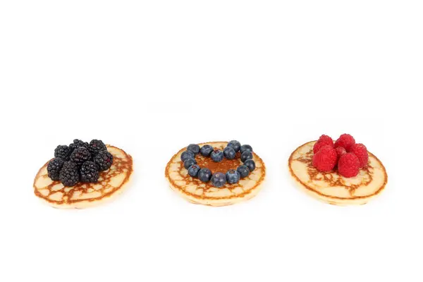 Pfannkuchen Mit Roten Früchten Blaubeeren Himbeeren Und Brombeeren Auf Weißem — Stockfoto