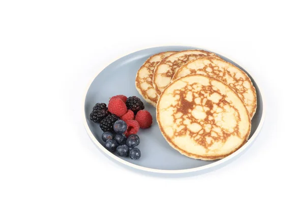 Pfannkuchen Mit Roten Früchten Blaubeeren Himbeeren Und Brombeeren Auf Weißem — Stockfoto