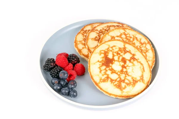 Pfannkuchen Mit Roten Früchten Blaubeeren Himbeeren Und Brombeeren Auf Weißem — Stockfoto