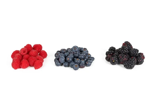 Rote Früchte Blaubeeren Himbeeren Und Brombeeren Auf Weißem Hintergrund — Stockfoto