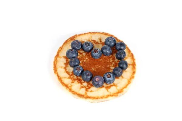 Pfannkuchen Mit Roten Früchten Blaubeeren Himbeeren Und Brombeeren Auf Weißem — Stockfoto