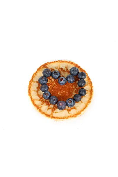 Pfannkuchen Mit Roten Früchten Blaubeeren Himbeeren Und Brombeeren Auf Weißem — Stockfoto