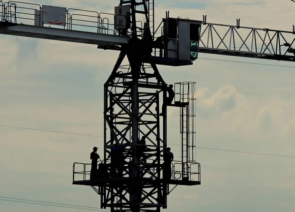 Silhouettes Workers Tower Crane Works — 图库照片