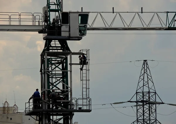 High Rise Technicians Adjusting Tower Crane — 图库照片