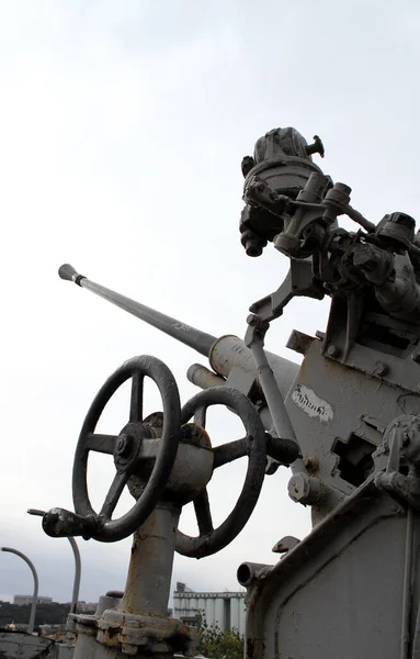 Vliegtuig Kanon Een Militair Schip Boven Moderne Stad — Stockfoto