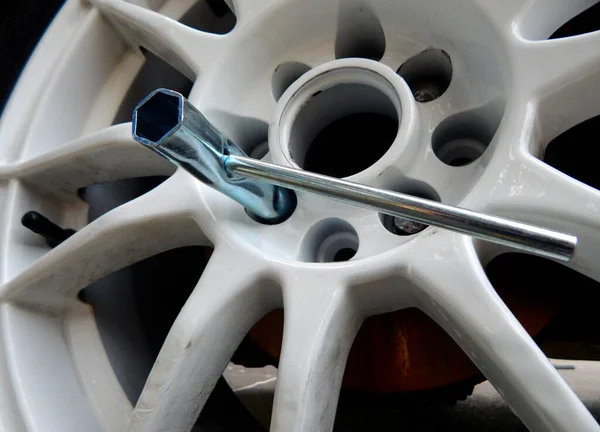Universal Wheel Spanner Stick Car Rim Closeup — Stockfoto