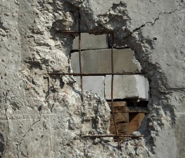 Hole Damaged Concrete Wall Rocket Hit — Stok fotoğraf