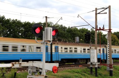 Yolcu Treni Kırmızı Semaphore Işığıyla Kapalı Geçidi Geçiyor