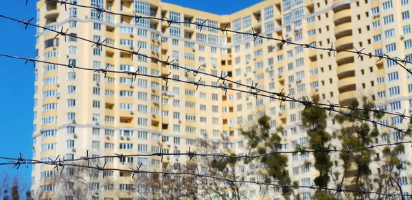 無人の複数階建てビルの前にある緊張のバー線 — ストック写真
