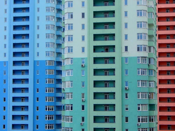 近代的なカラフルな高層住宅のファサード — ストック写真