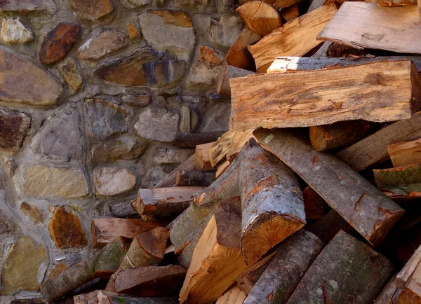 Tronchi Legno Tritati Stufa Vicino Parete Rocciosa — Foto Stock