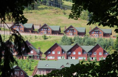 Çalılıklardaki Boşluktan Kereste Kulübeleri 