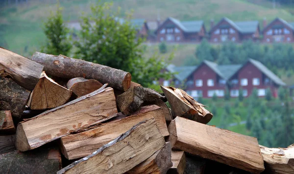 Pile Drewna Opałowego Drewnianymi Domkami Tle — Zdjęcie stockowe