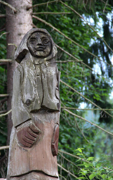 Карпатская фигурка старухи из дерева 