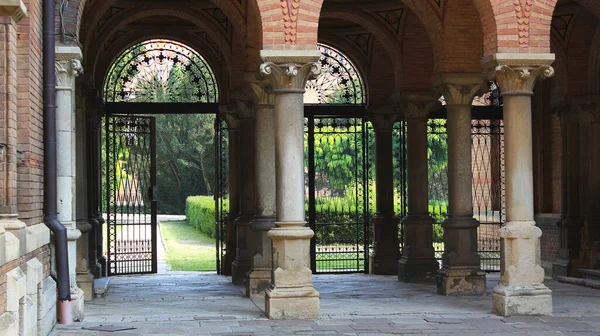 Colonnade Puerta Forjada Patio Interior Del Antiguo Castillo — Foto de Stock