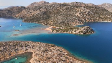 Güzel Deniz Koyu 'nda Çapalı Yelkenli Gemiler 