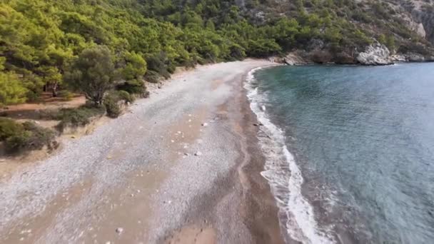 Камера Літає Над Тропічним Затишним Гравійним Пляжем Березі Моря Відео — стокове відео