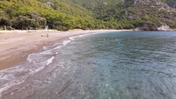 Basso Volo Onde Morbide Surf Una Spiaggia Ciottoli Bellezza Video — Video Stock