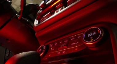 Kırmızı Arkaplan Işıklı Arabada İklim Denetim Sistemi Kipi 