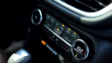 Modern araba video görüntülerinin merkezi panelinin düğmeleri ve kontrolleri 