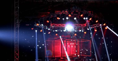 Modern Disko 'da Sahne Üzerindeki Sahne Işıklı Platform