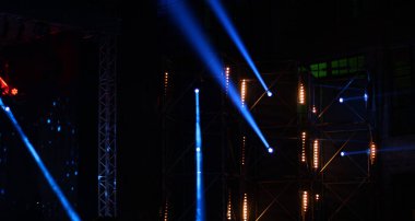 Gece Sahnesinde Mavi İzleme Işıkları 