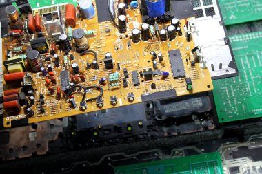 Mikroçipler ve radyo bileşenleriyle devre panosunun onarımı 