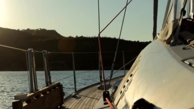Gün doğumunda Sailboat Güvertesinden Yavaş Dönüşle Sahil şeridine