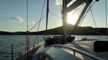 Yelkenli Yat Gemideki Deniz Koyu Videosunda Yavaş Dönüyor 