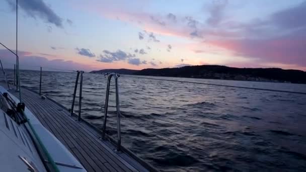 Żaglówka Pływająca Falach Wzdłuż Linii Brzegowej Morza Pokładzie Wideo — Wideo stockowe