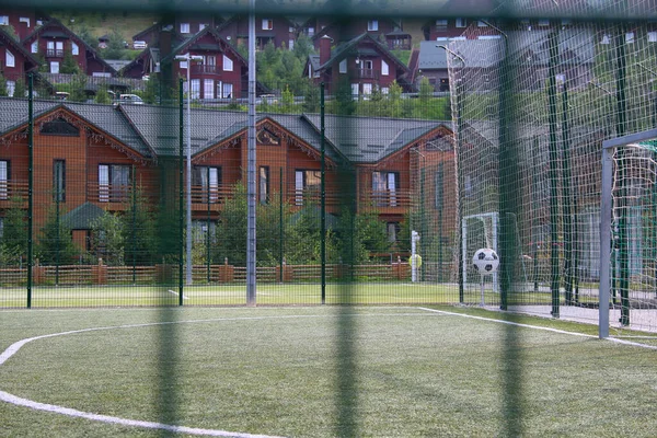 乡村体育俱乐部的人工草地围起来的足球场 — 图库照片