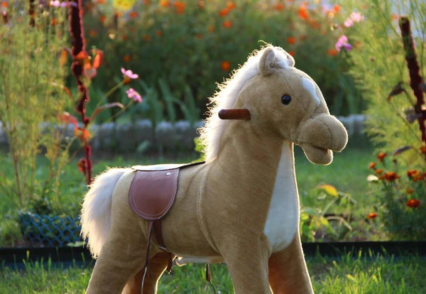 Caballo Peluche Marrón Fondo Jardín Foto Aire Libre — Foto de Stock