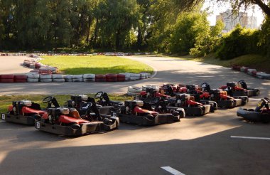 Go-kart turunun başlangıcında Kartlar sıraya dizildi