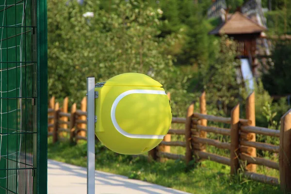 Lata Lixo Plástico Forma Uma Bola Tênis Caminho Parque Suburbano — Fotografia de Stock