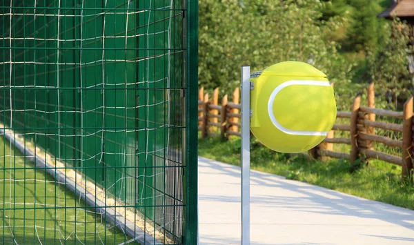 Trash Can Shape Tennis Ball Fenced Tennis Court — 图库照片