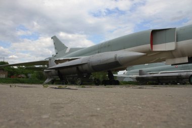 Stratejik bir bombacının önünde hava saldırısı için süpersonik füzeleri kullanın.