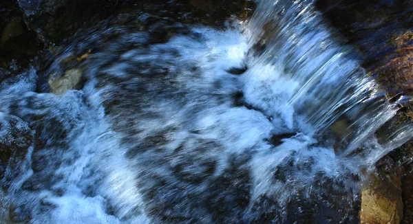 Поток Воды Небольшом Водопаде Вершине Горного Ручья — стоковое фото