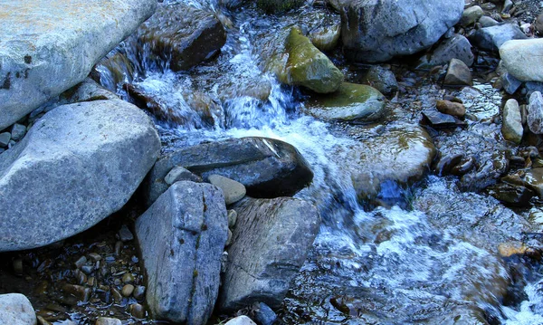 Поток Воды Течет Ручье Изгибаясь Вокруг Валунов Камней — стоковое фото