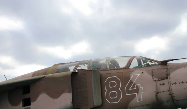 Cabina Bombardiere Militare Due Posti Sotto Grigio Cielo Nuvoloso Stock — Foto Stock