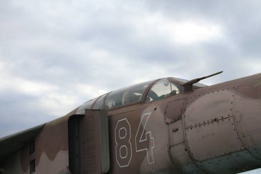 Askeri bir jetin pleksiglas kabini yönlü anten ile detaylı stok fotoğrafı.