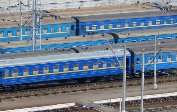 Carruagens Ferroviárias Passageiros Ficam Nas Calçadas Espera Formação Comboio — Fotografia de Stock