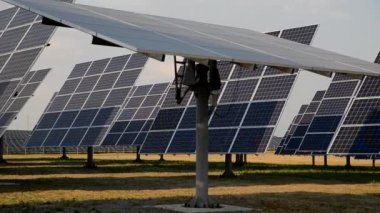 Güneş enerjisi istasyonunun mekanize güneş izleme panelleri video görüntüleri