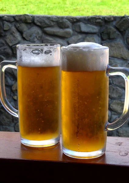 Copos Altos Meio Litro Cerveja Gelada Com Espuma Fresca Uma — Fotografia de Stock