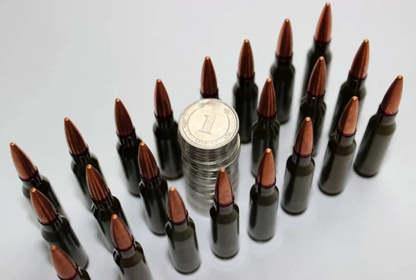 Kolonn Silvermynt Mellan Rader Skarp Ammunition För Ett Automatgevär Konceptuell — Stockfoto
