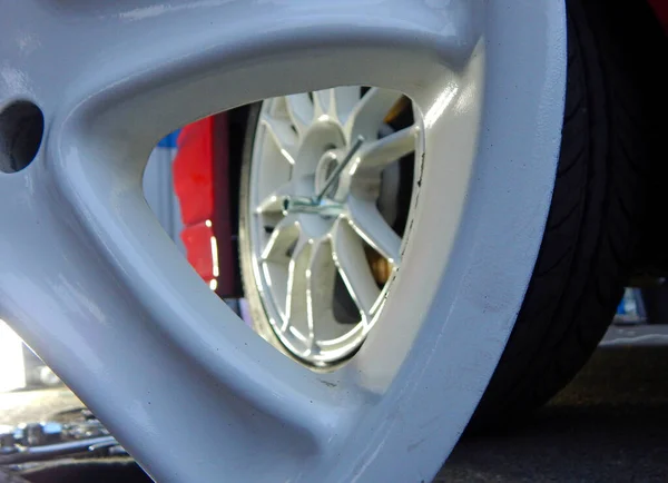 Tiro Detallado Llanta Rueda Blanca Dañada Rueda Delantera Del Coche — Foto de Stock