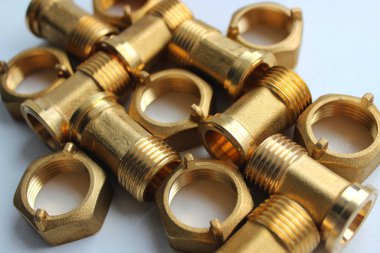 Erkek Pirinç Su Taksimetreleri ve Tesisat Fındıkları Detaylı Açı Görünümü. Boru ve Tüp Bakır Bağlayıcılar beyaza izole edildi 