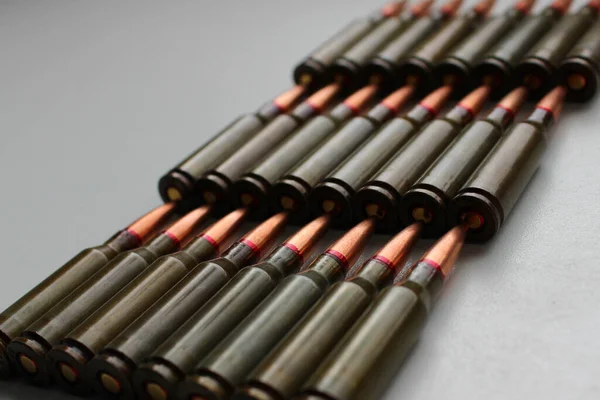 Живі Боєприпаси Штурмової Гвинтівки Викладені Ряд Ізольованих Стокових Фото — стокове фото