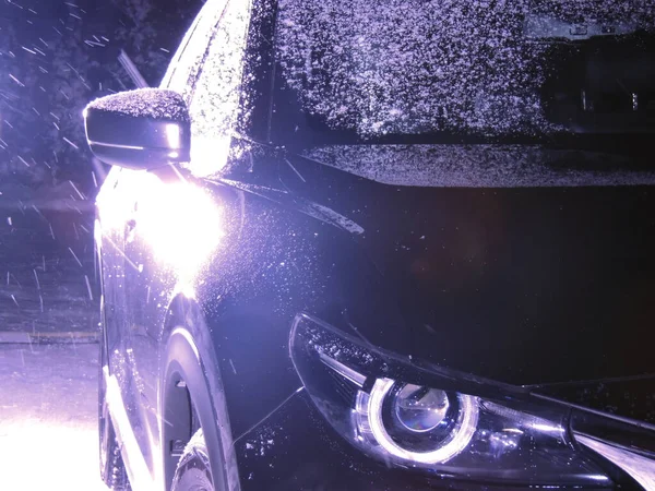 雪の中のサイドドアに車の光の反射と黒車の雪のカバー窓 — ストック写真