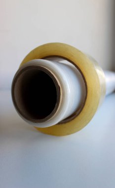 Şeffaf Film Sargısı Paketin İçindeki İskoç Kasedi Dikey Fotoğrafı Yuvarla