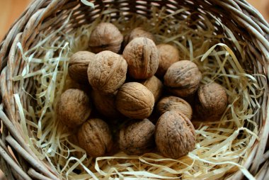 Ev yapımı bir tencerenin içindeki tahta bir cüceye saçılmış cevizler. 